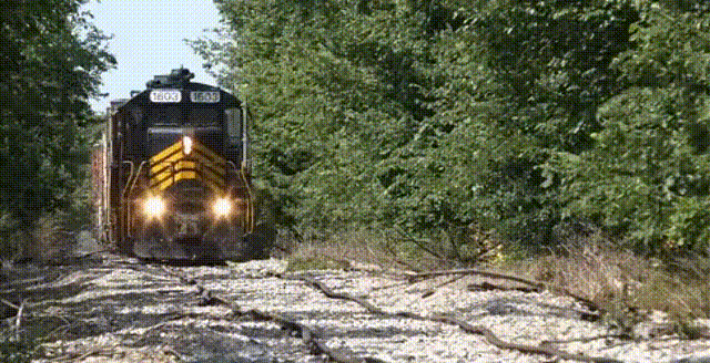 歪歪扭扭的破烂铁轨，怎能承载火车的重量
