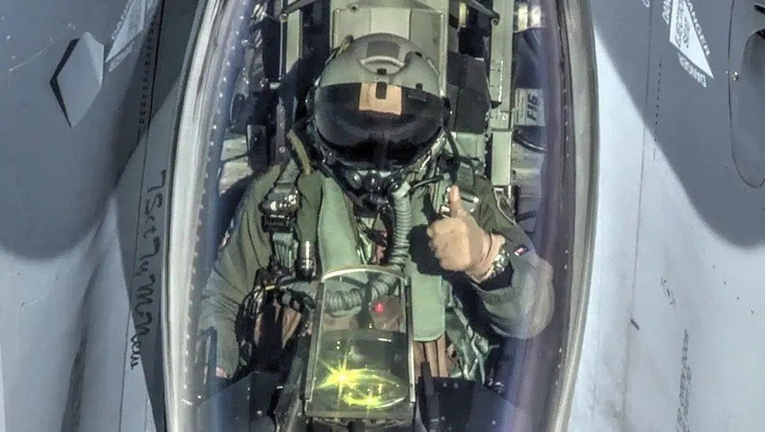 美军F35曝坠海原因：飞行员初次到南海太紧张，自动挡开成手动挡