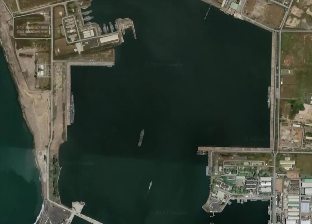 卫星照片揭示大量秘密：台海军60余艘处于战备状态，多艘潜艇出港
