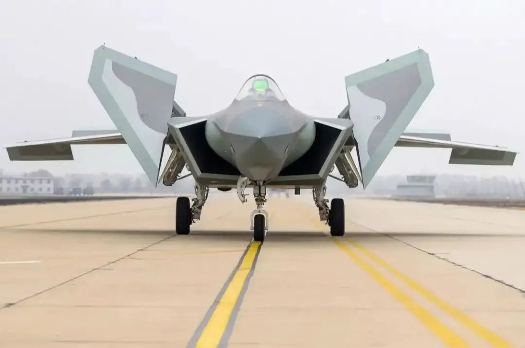 歼-20数量超过F-22?为对付中国,美军开始做两件事……