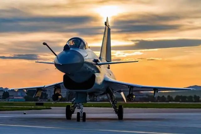 美国炒作“间谍气球”!我军多次击落美军气球,歼6歼10都打过