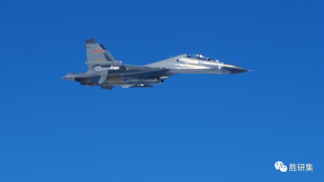 后果自负!24日,中国空军挂弹驱离美侦察机。