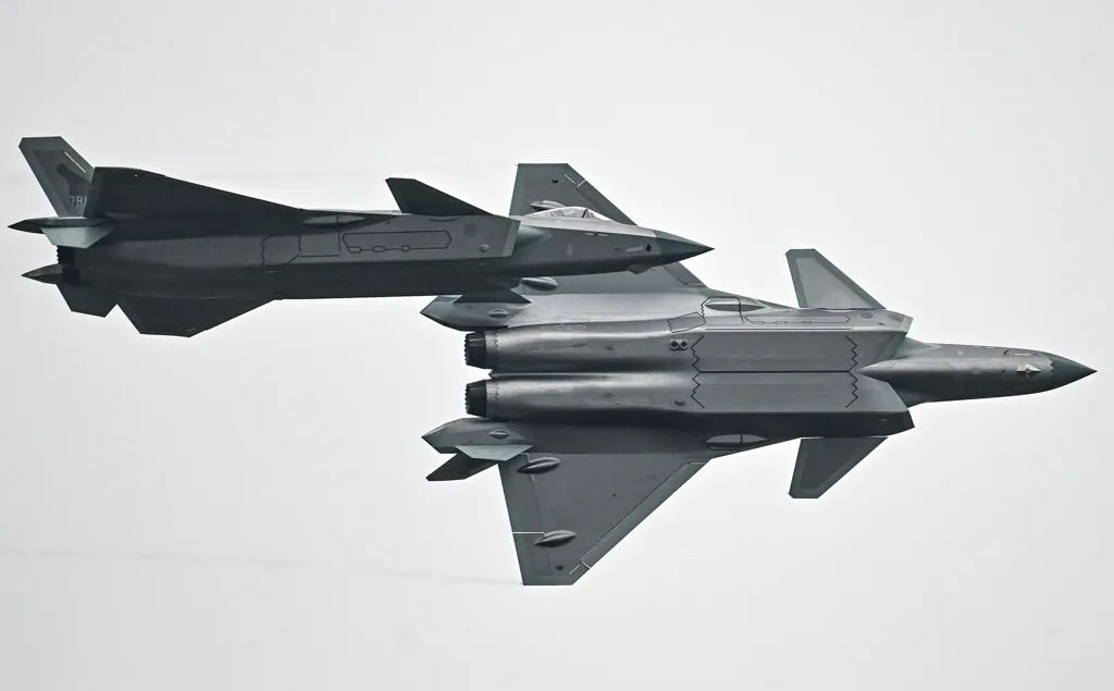 歼-20数量超过F-22?为对付中国,美军开始做两件事……