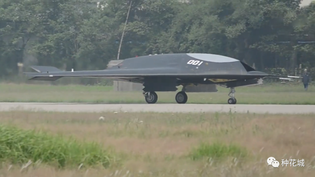 中国射流飞机试飞了,六代机隐隐可见!