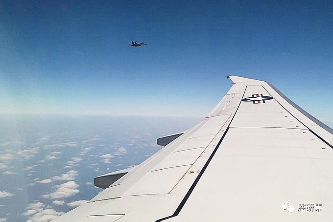 后果自负!24日,中国空军挂弹驱离美侦察机。