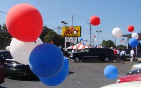 魔幻：美国白宫说击落的其它气球，是二手车市场的广告气球