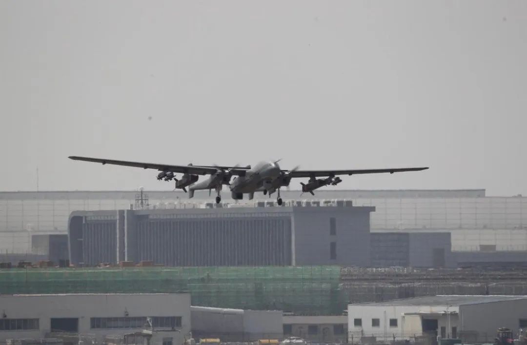 央视披露中国无人机新突破：无人母机挂无人子机，化身无人轰炸机