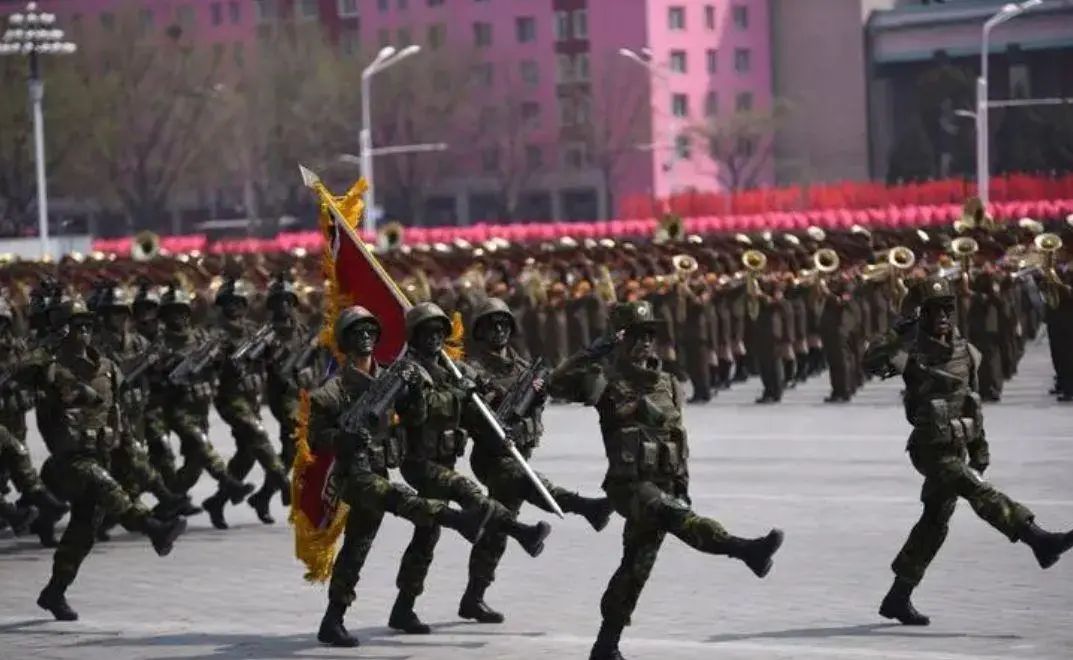 朝鲜军装向中国靠拢，多款式首次披露，走导弹强军路线酷似解放军