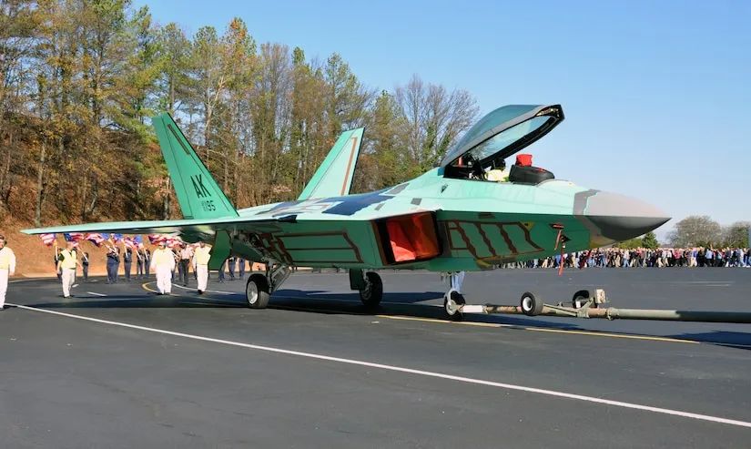 歼-20数量超过F-22?为对付中国,美军开始做两件事……