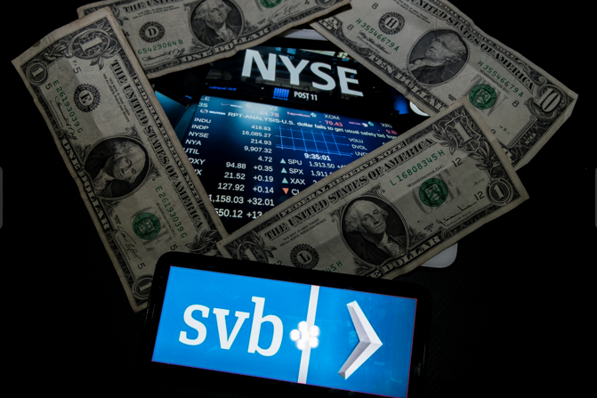最新!一夜崩塌的硅谷银行抢在被接管前数小时发了年终奖,CEO称不再做决策!储户周一或拿到半数存款,白宫发声明