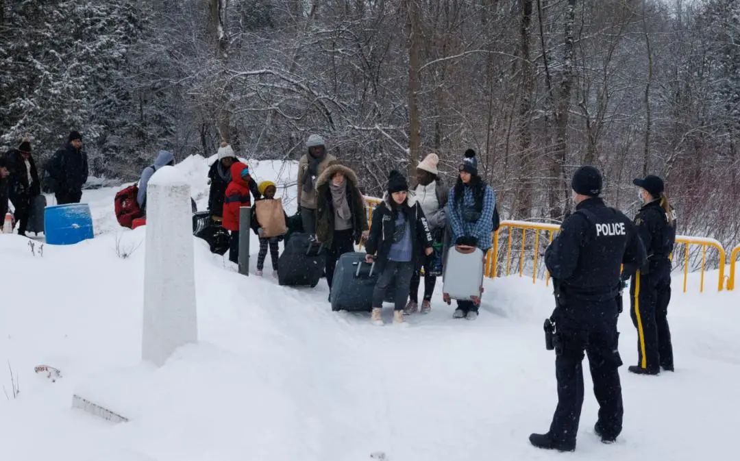 美国难民大量涌向加拿大，加总理求拜登关闭边境