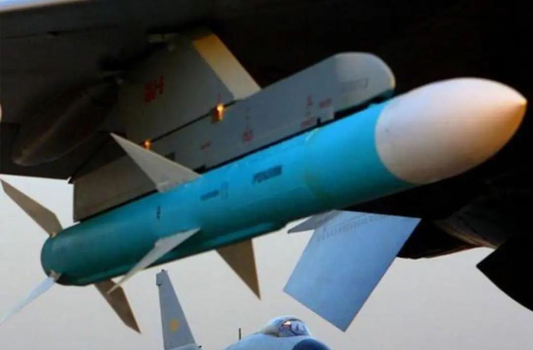 美国售台300枚空空导弹，妄图称霸海峡上空，歼-20面前班门弄斧