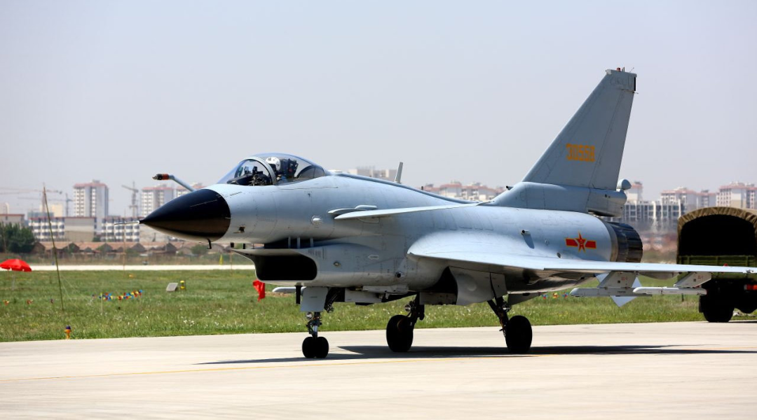 美国战略轰炸机携带核弹头硬闯台海,解放军19架战机合围!