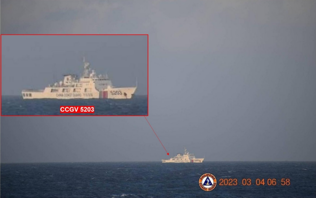 中业岛领海线内，中国船越聚越多，解放军的军舰，就跟在后面