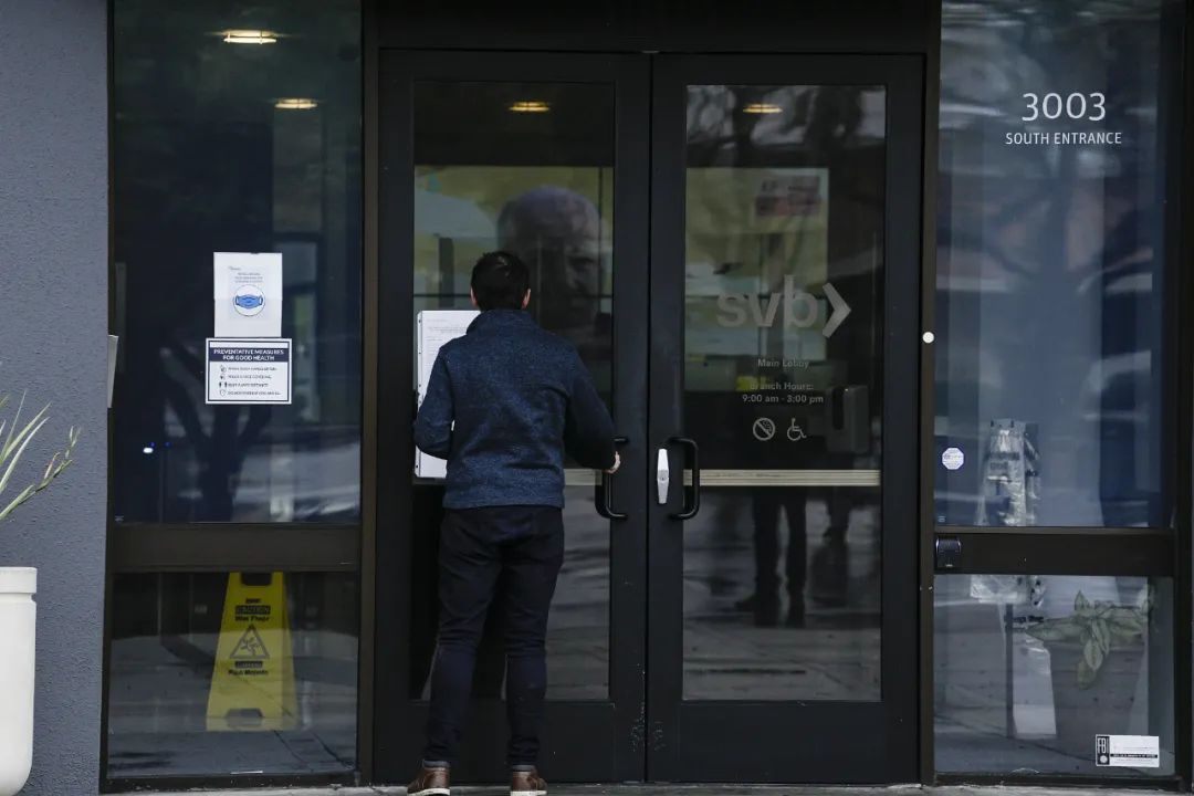 最新!一夜崩塌的硅谷银行抢在被接管前数小时发了年终奖,CEO称不再做决策!储户周一或拿到半数存款,白宫发声明