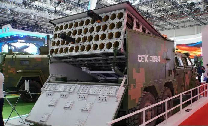 48机火箭炮式齐射!中国蜂群无人机再出力作,200公里无死角覆盖