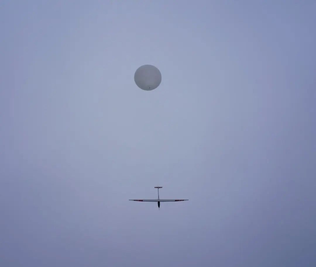高空气球释放无人机蜂群，中美谁更强？
