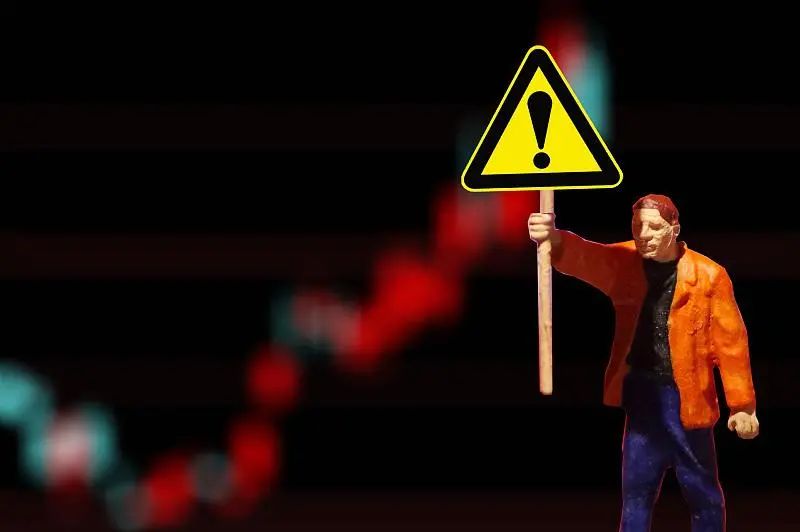 暴雷到破产只用48小时!《福布斯》曾经的百大银行为何走到今天?丨世界观