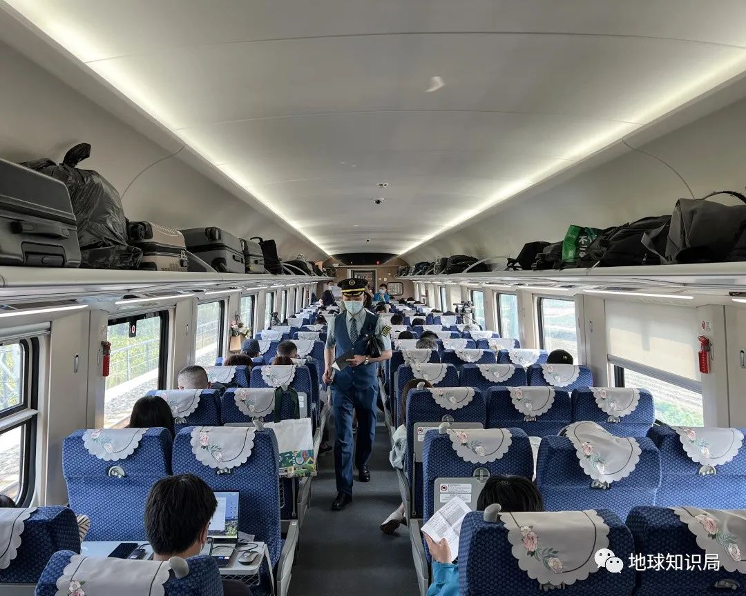 刚刚,中国火车飞进老挝首都!