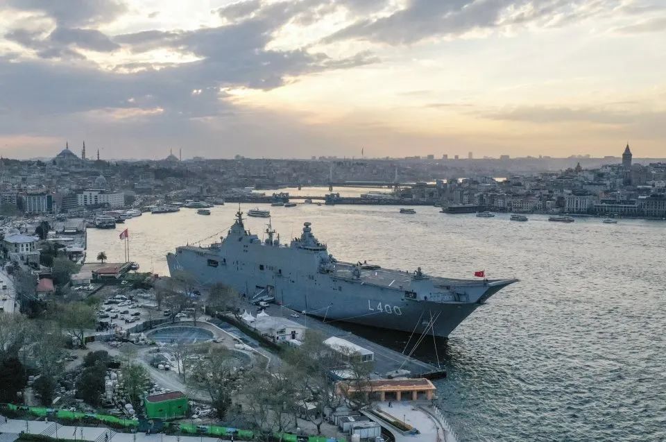 土耳其新航母刚服役就给公众参观！海军节将至，我军航母开放吗？