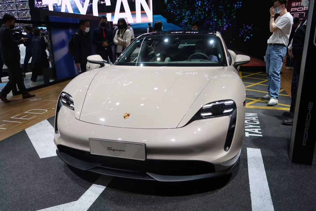 今天我去了宝马mini的展台……