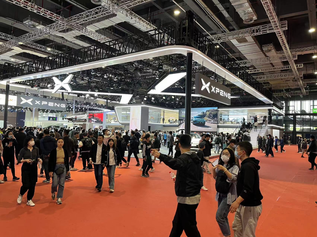 今天我去了宝马mini的展台……