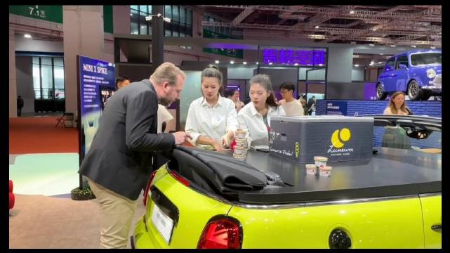 今天我去了宝马mini的展台……