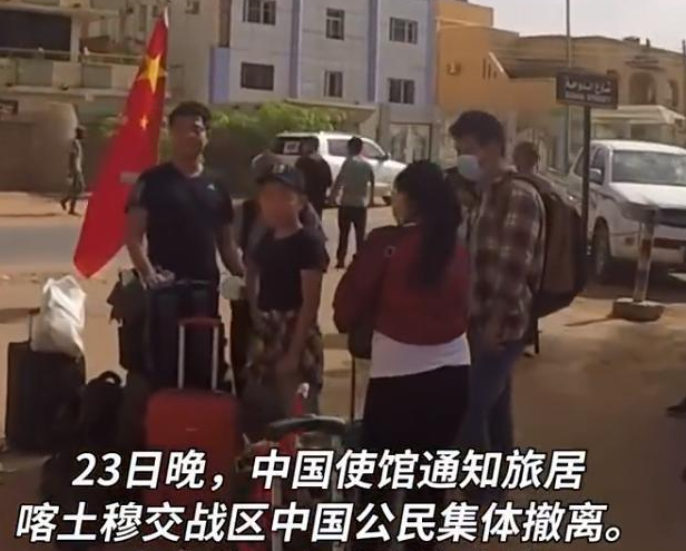 中国女外交官冲在一线,美国关闭使馆70名外交官先跑!