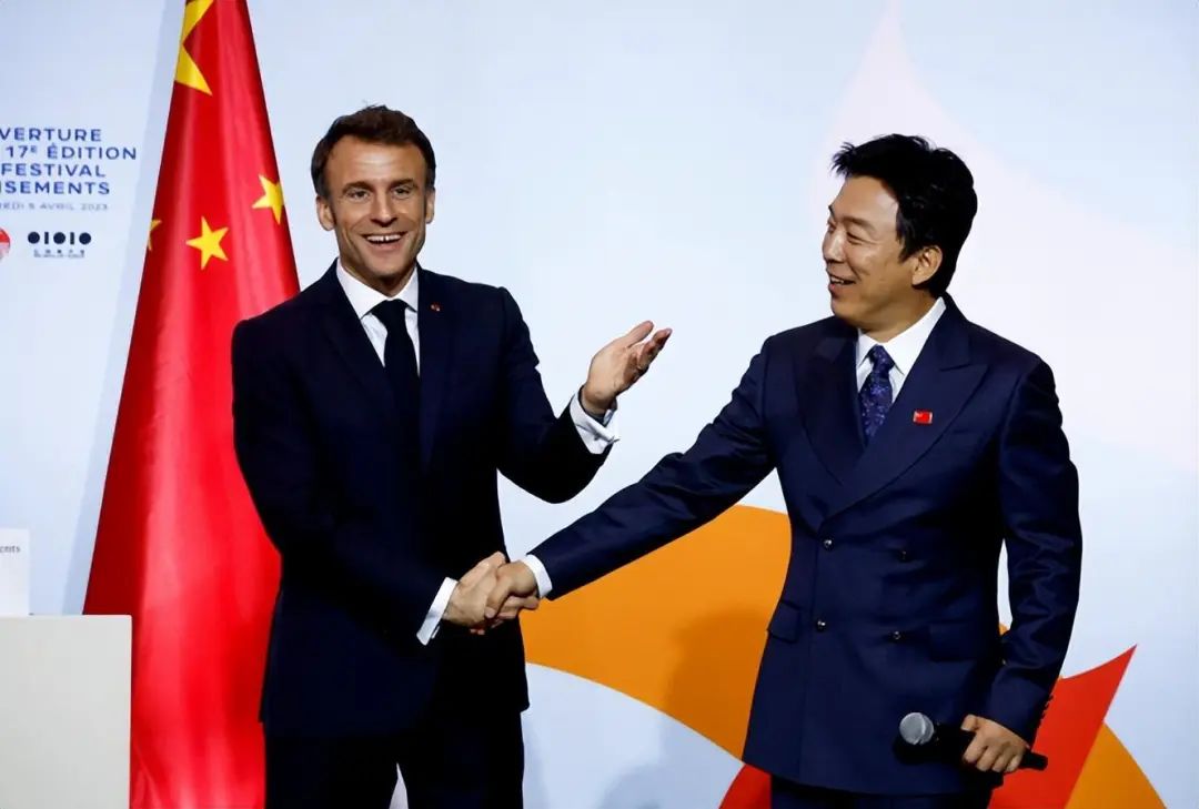 马克龙的专机,有近百名重要人物!中法要谈的远不止经贸合作