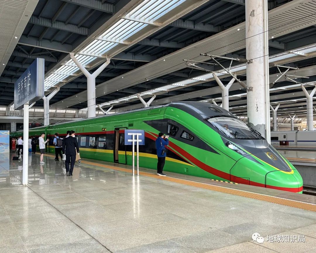 刚刚,中国火车飞进老挝首都!