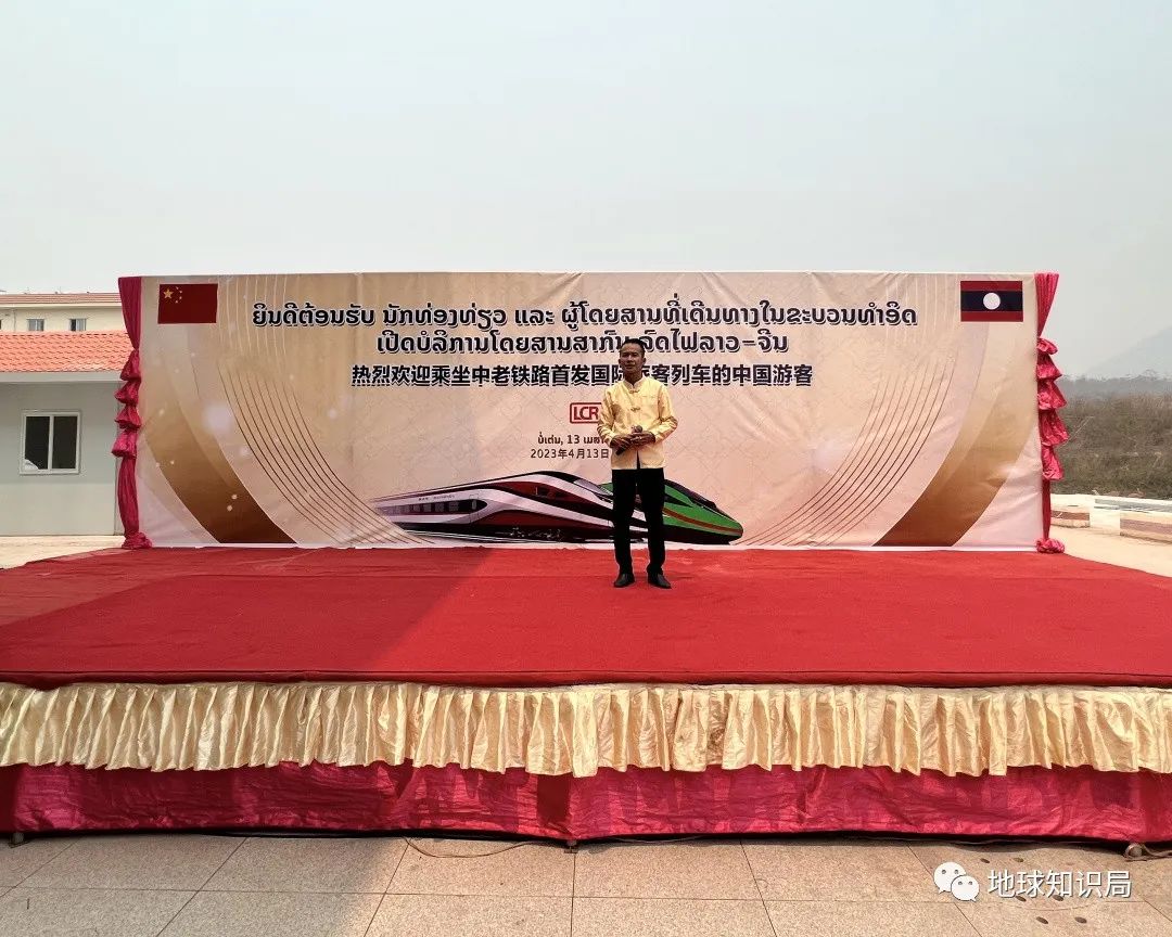 刚刚,中国火车飞进老挝首都!