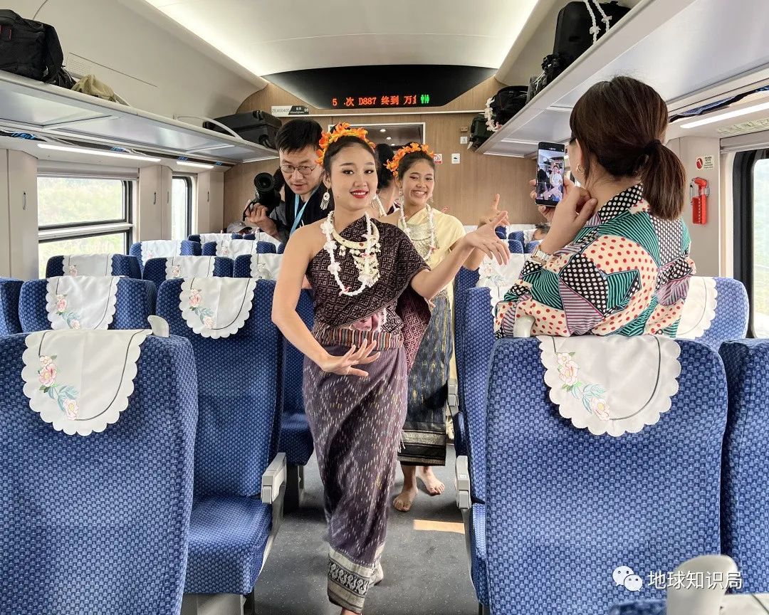 刚刚,中国火车飞进老挝首都!