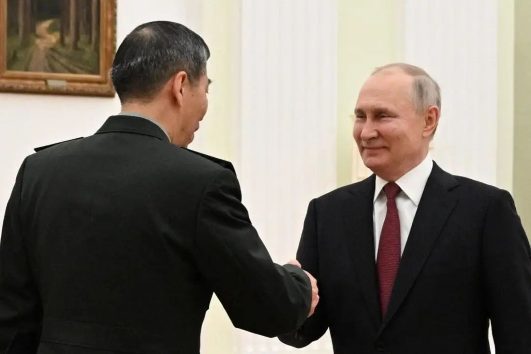 美国最不愿看到的？普京亲自会见中国防长，中俄两军提升战略沟通！