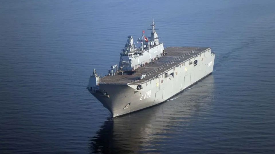 土耳其新航母刚服役就给公众参观!海军节将至,我军航母开放吗?