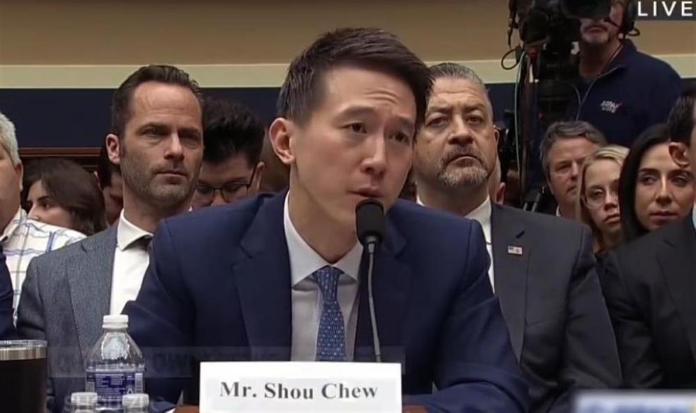 在美国“舌战群魔”的80后,帅爆了