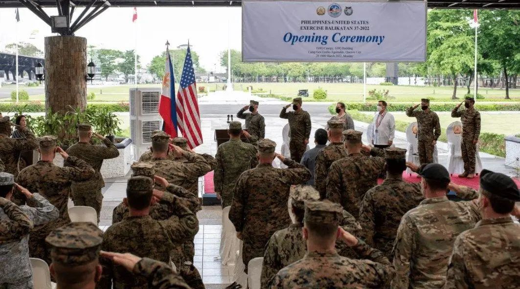 连续2次!美军无视警告强闯西沙,解放军画下南海封锁区实弹演练