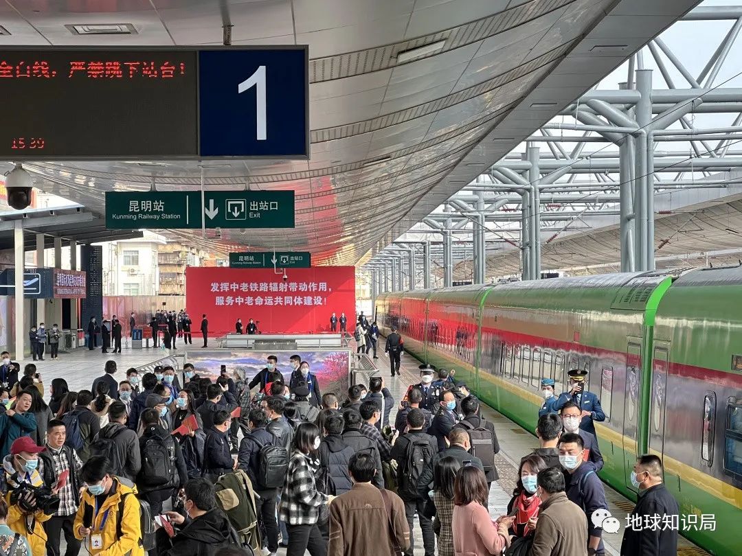 刚刚,中国火车飞进老挝首都!