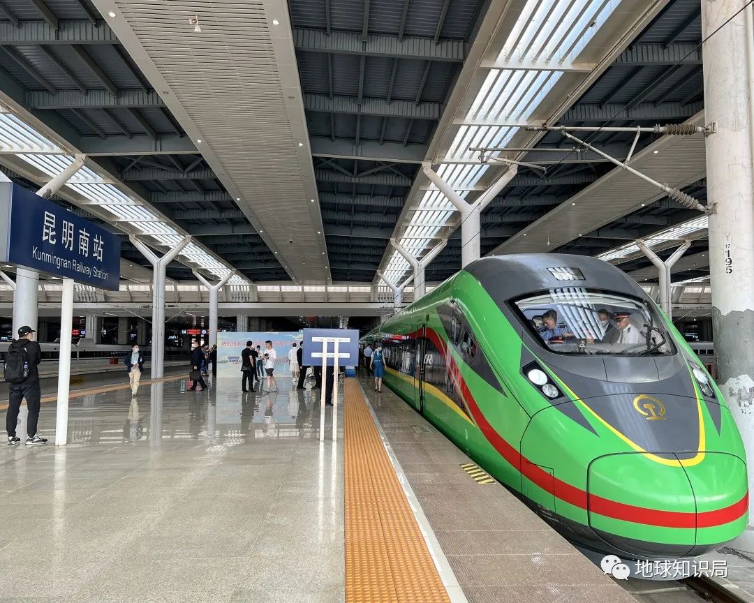 刚刚,中国火车飞进老挝首都!