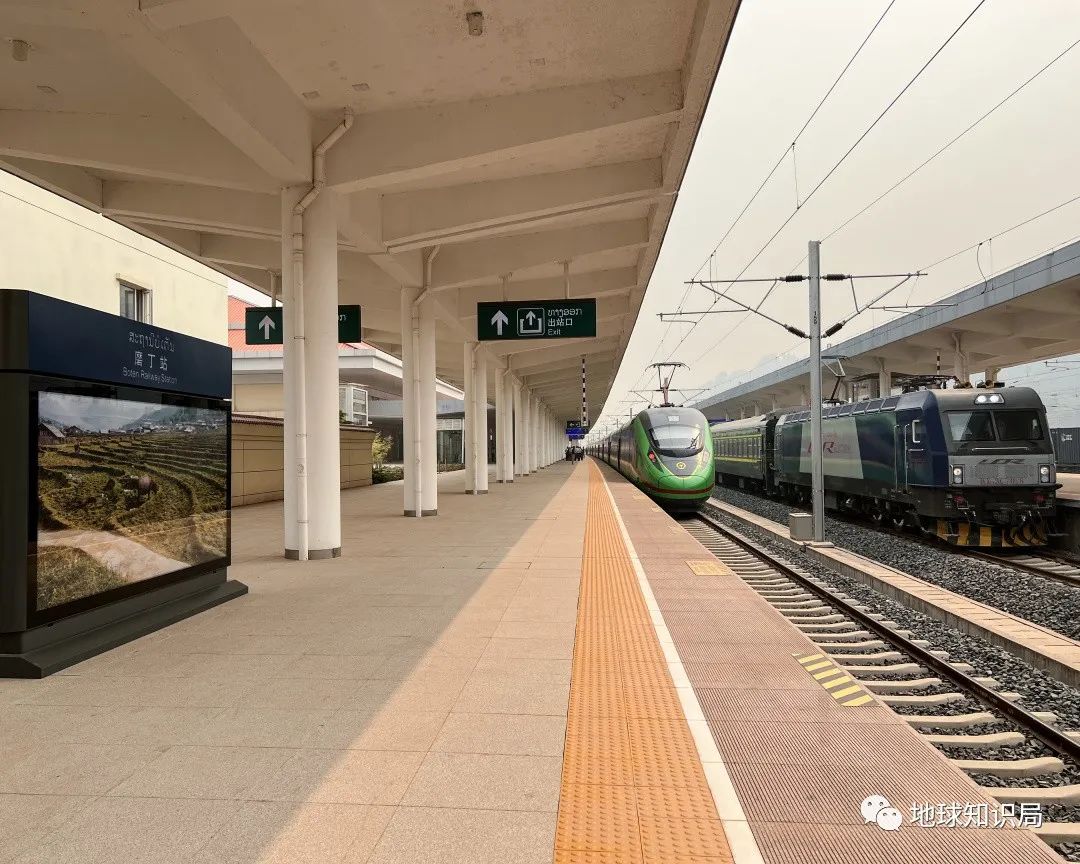 刚刚,中国火车飞进老挝首都!