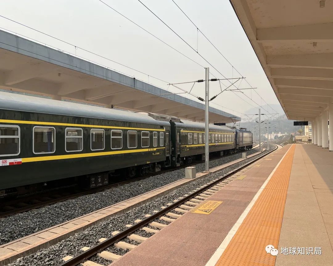 刚刚,中国火车飞进老挝首都!