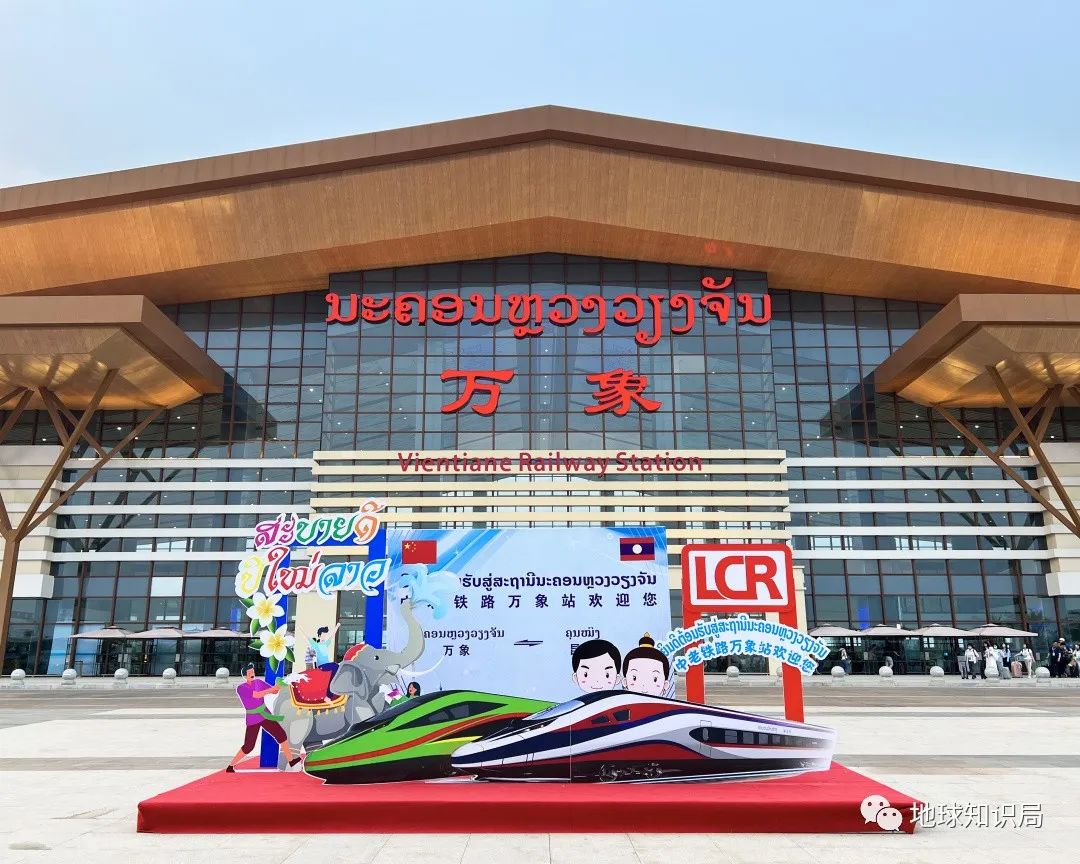 刚刚,中国火车飞进老挝首都!