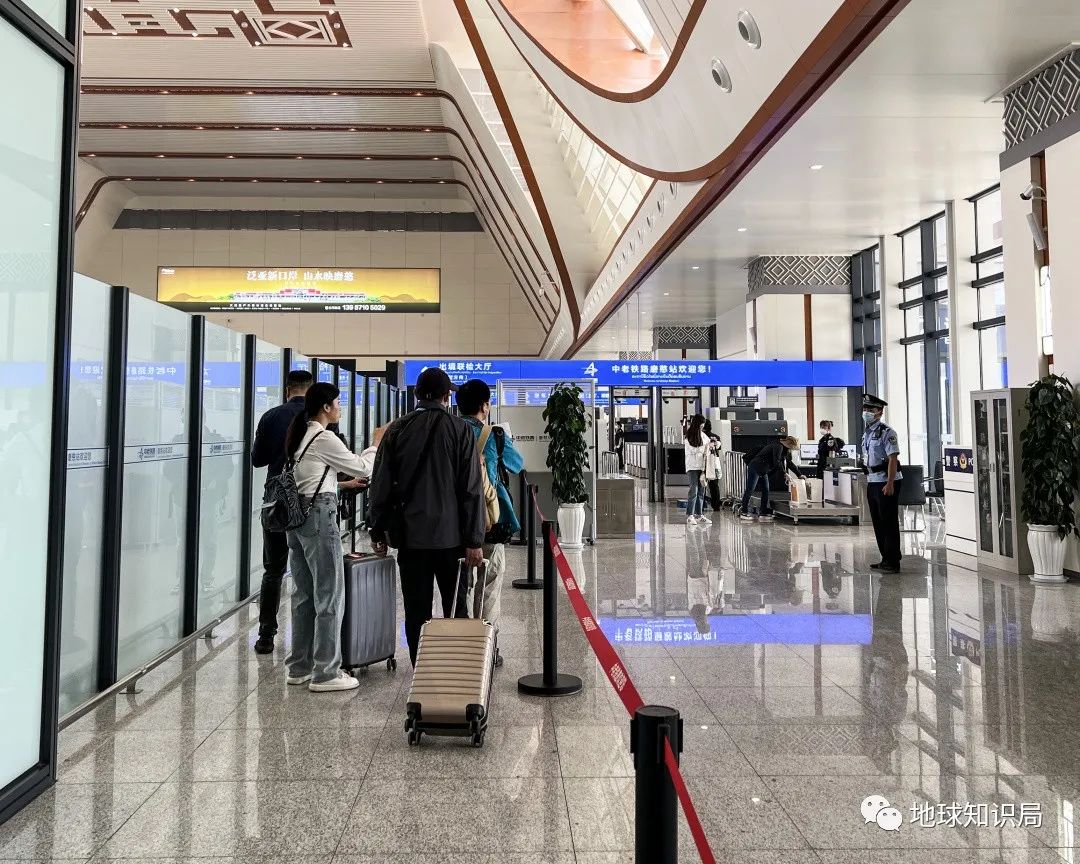 刚刚,中国火车飞进老挝首都!