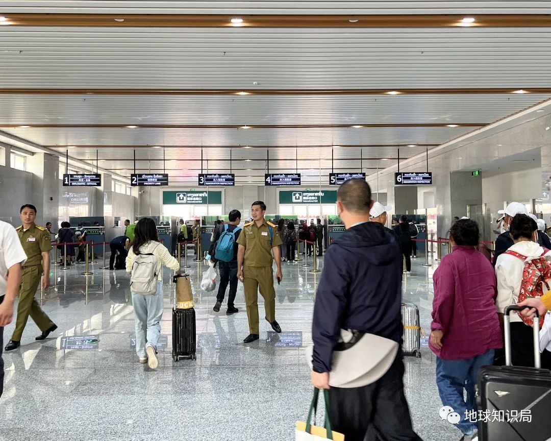 刚刚,中国火车飞进老挝首都!