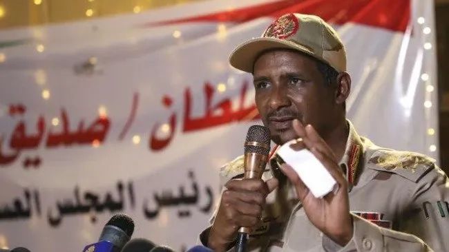 前哨站|从骆驼贩子到割据军阀 “苏丹小吕布”为何再挑战端?