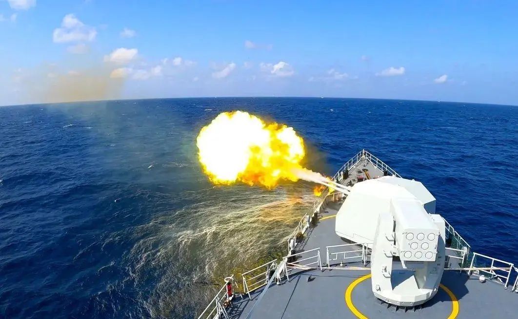 连续2次!美军无视警告强闯西沙,解放军画下南海封锁区实弹演练