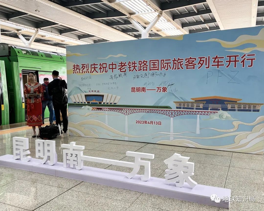 刚刚,中国火车飞进老挝首都!
