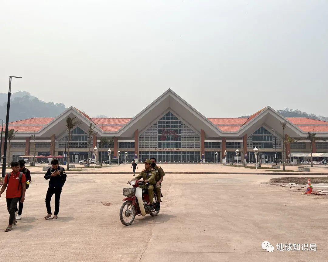 刚刚,中国火车飞进老挝首都!