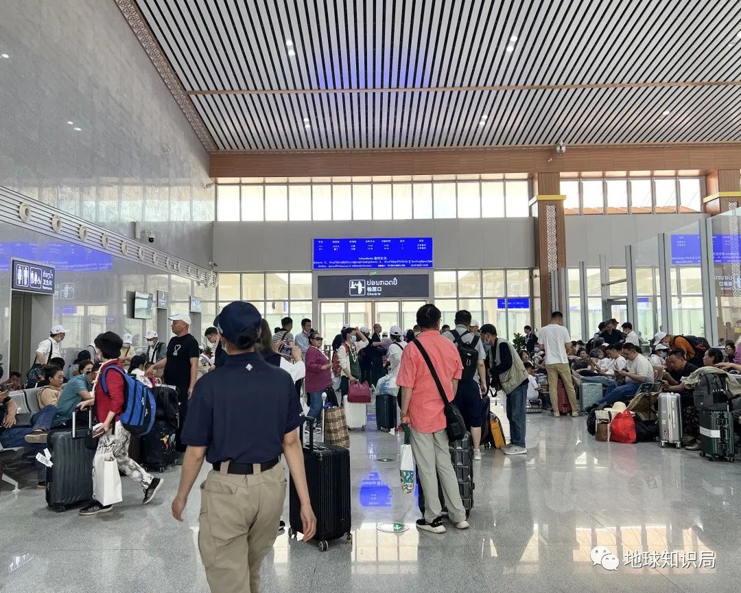 刚刚,中国火车飞进老挝首都!