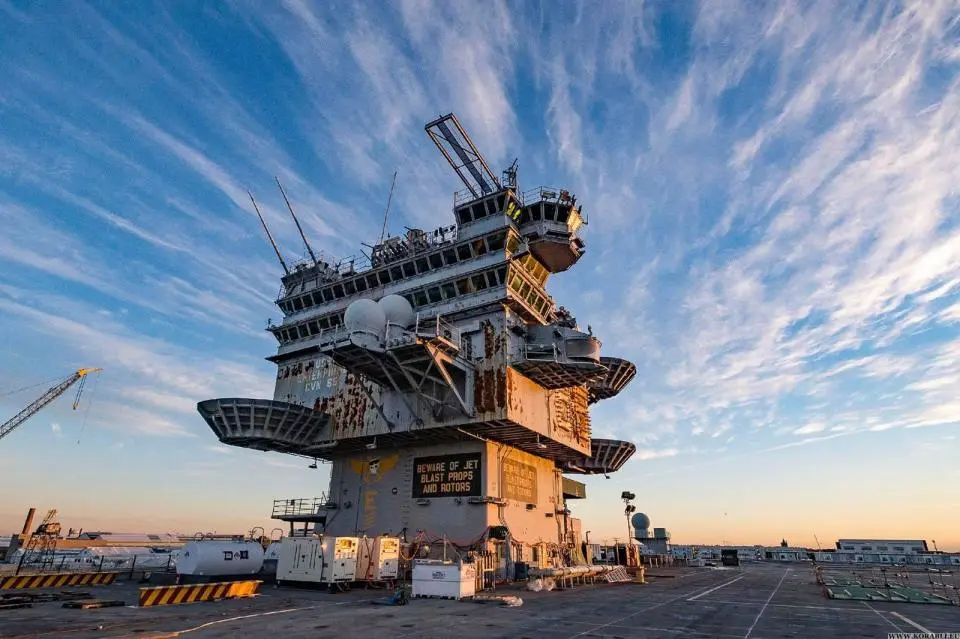 南海捣乱的尼米兹号核航母,美军规划退役拆解!中国航母还要加油