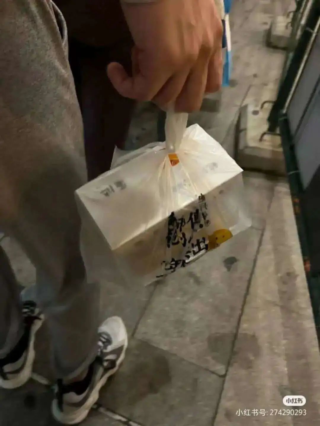 深圳人的“反向代购”，拯救了多少香港白领